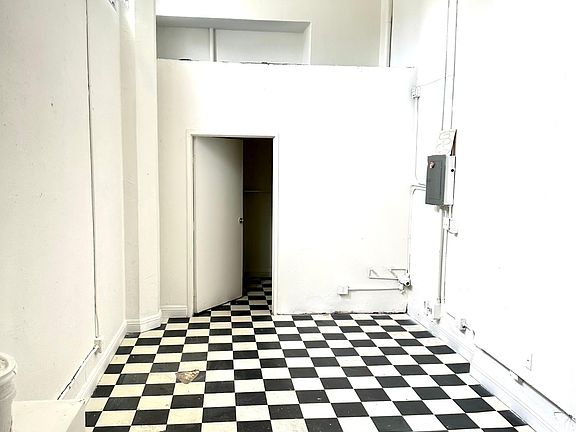 4th image of 346 N Vermont Ave #C2