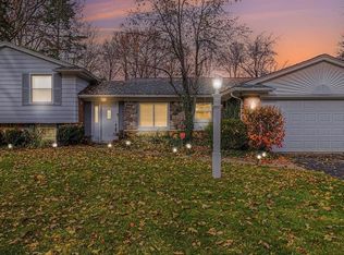 545 Fox River Dr, Bloomfield Hills, MI 48304