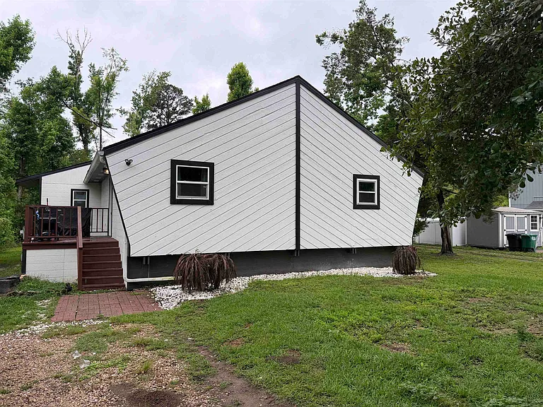 2444 Chateau Ln — Photo 1