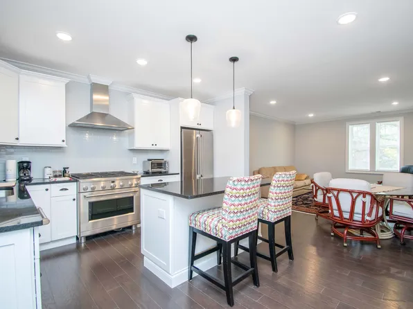 3 Arlington Rd #201, West Hartford, CT 06107