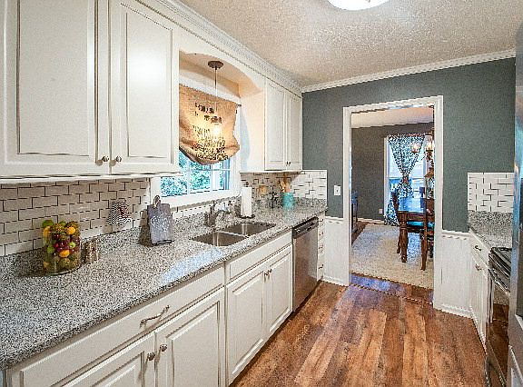 5th image of 216 Cherry Hills Dr