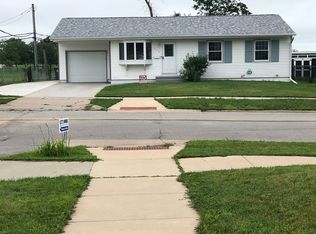 214 Cherry Hill Rd NW, Cedar Rapids, IA 52405