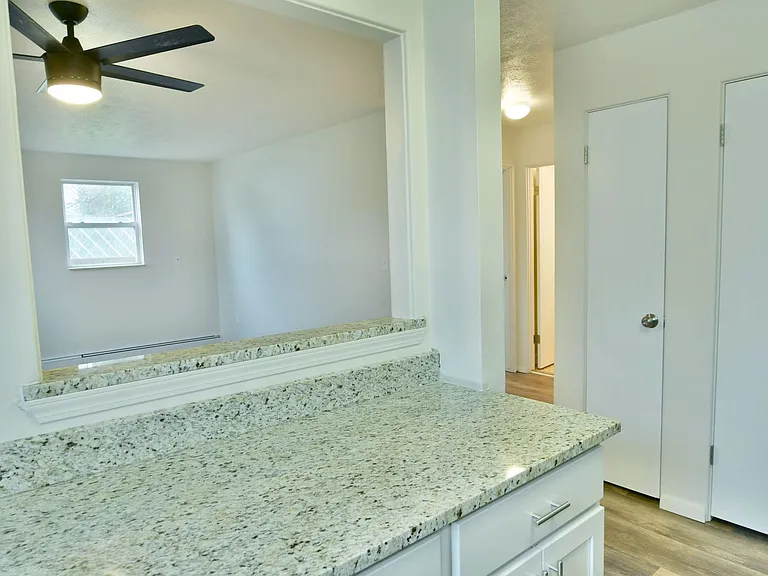 560 Gladys St — Photo 24