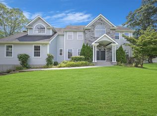 14 Ridgefield Dr, Shoreham, NY 11786