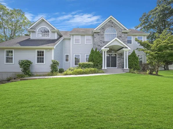 14 Ridgefield Drive, Shoreham, NY 11786