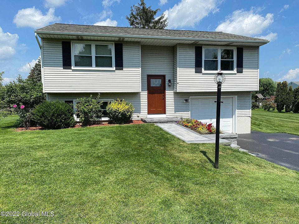 1st image of 4 Woodlot Ct