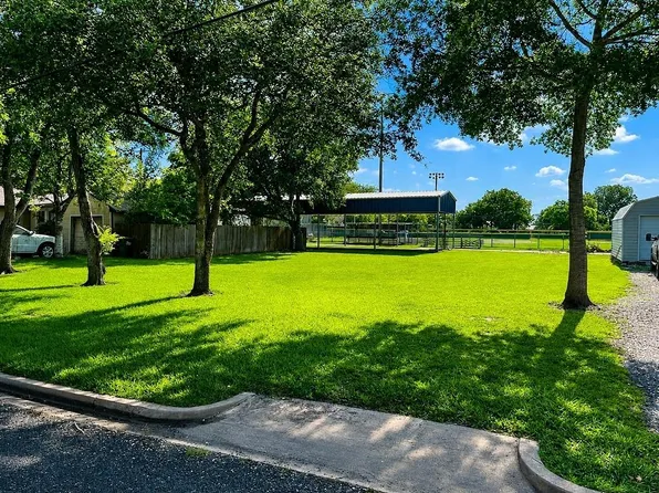 N Summit St, Weimar, TX 78962