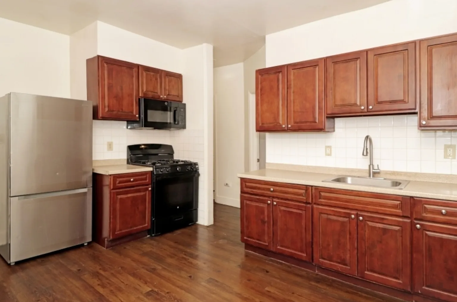 3 bed, $2,300 — Photo 2