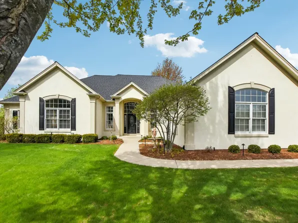 7160 Bannockburn Cir, Crystal Lake, IL 60014