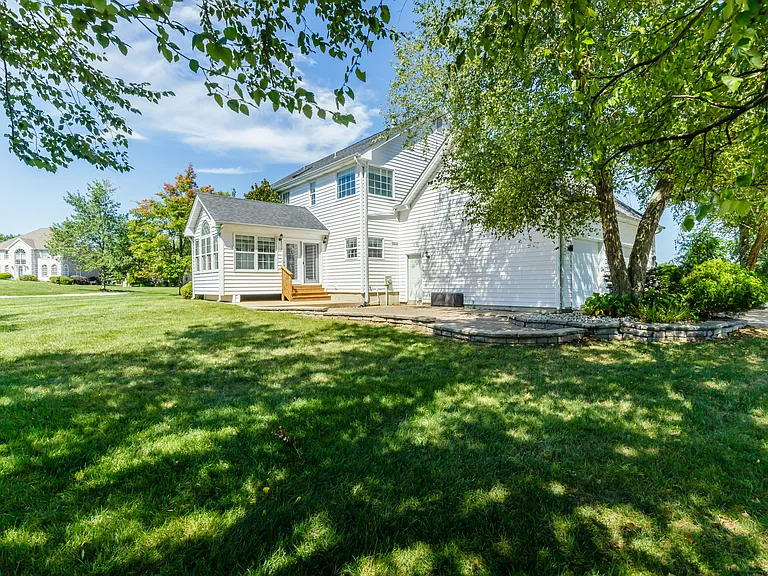 120 Roehampton Ln — Photo 81