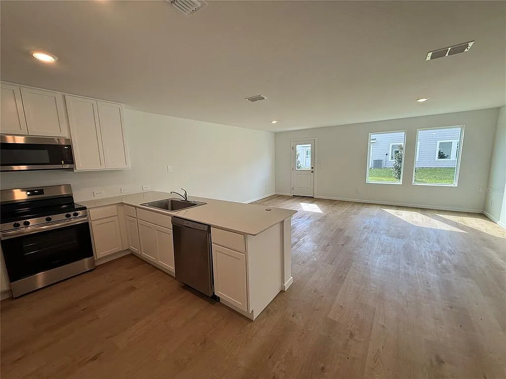 3 bed, 2.5 bath, 1386 sqft, $1,900 — Photo 3