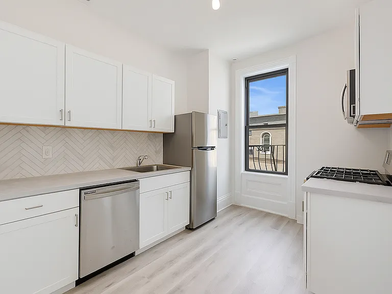 251 10th St #1B — Photo 6
