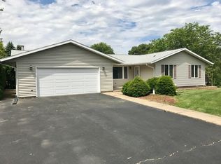 558 Wolverine Ln, Dixon, IL 61021