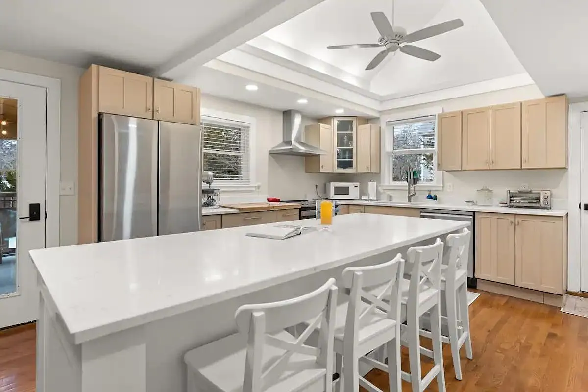 4 bed, 2503 sqft, $8,350 — Photo 2
