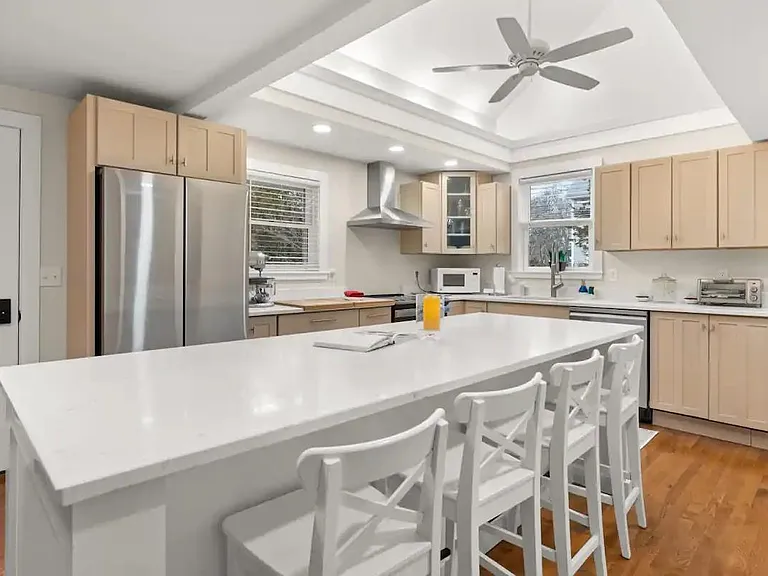 29 Versailles Ave — Photo 2