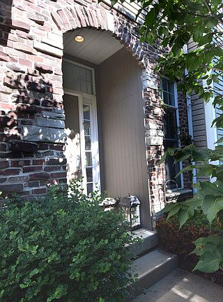 2nd image of 1040 W Bogey Ln