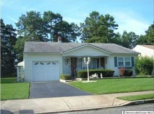 25 Edgewater Dr, Toms River, NJ 08757