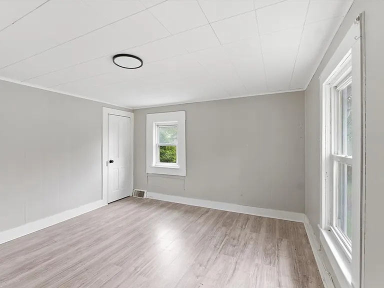 124 Wells St — Photo 12