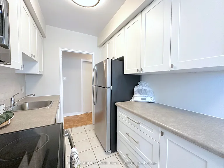 565 Avenue Rd #506 — Photo 7