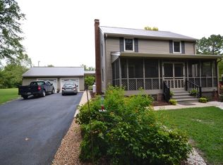 569 Rainforest Rd, Hope Mills, NC 28348