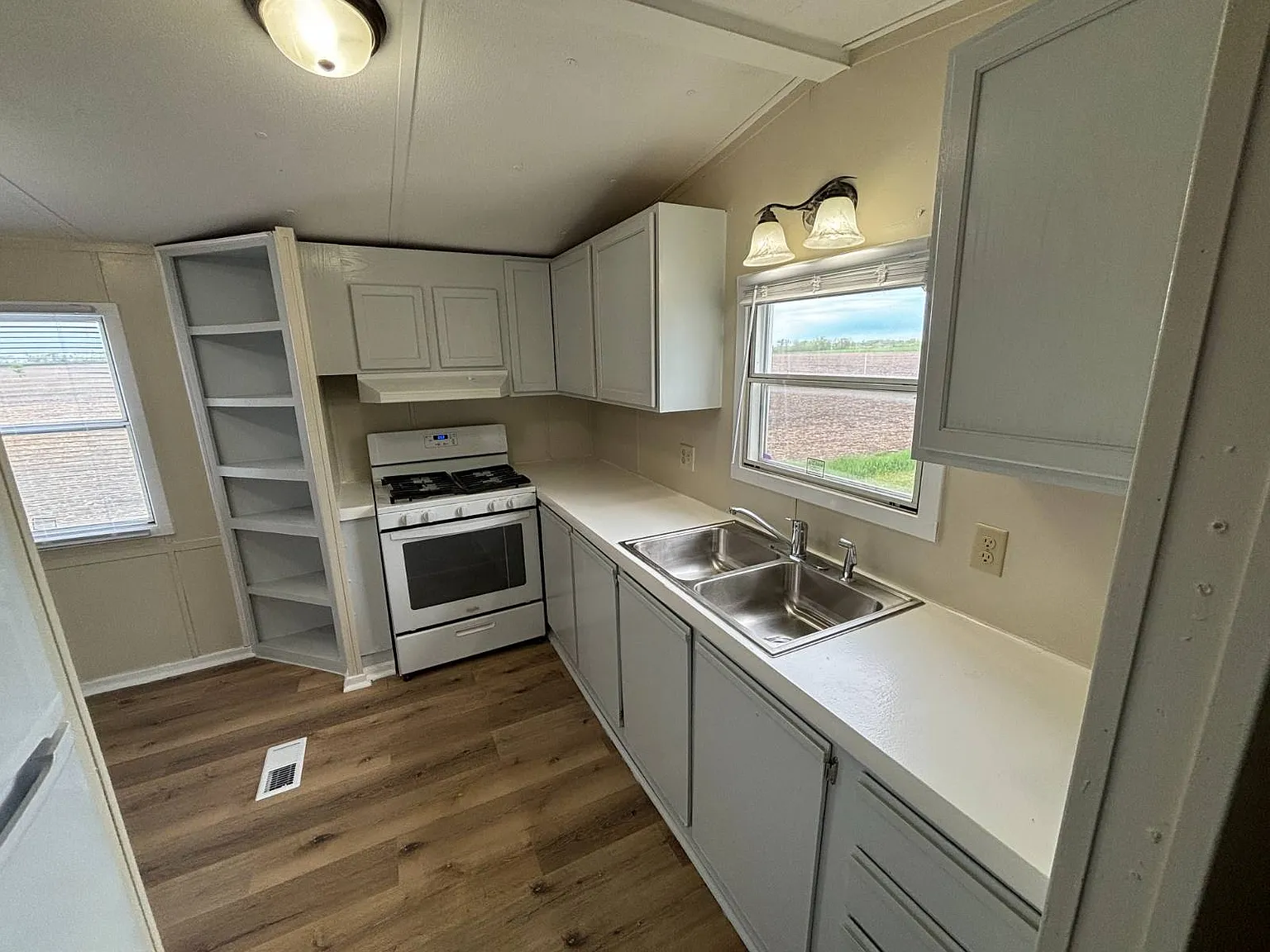 2 bed, 1.0 bath, 728 sqft, $849 — Photo 3