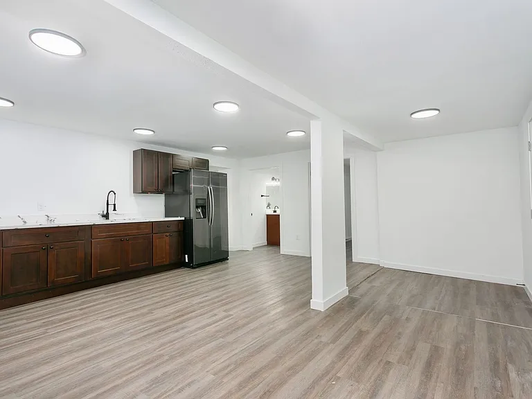 4919 Waller Rd E — Photo 19