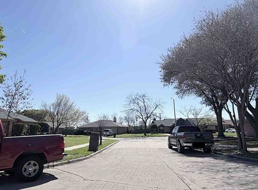 Exterior Neighborhood (street photo)