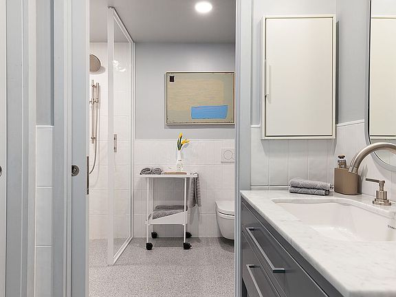5th image of 547 W 47th St Unit 1111
