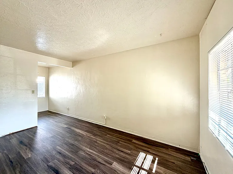 Dodge Fairmount Apartments — Photo 7
