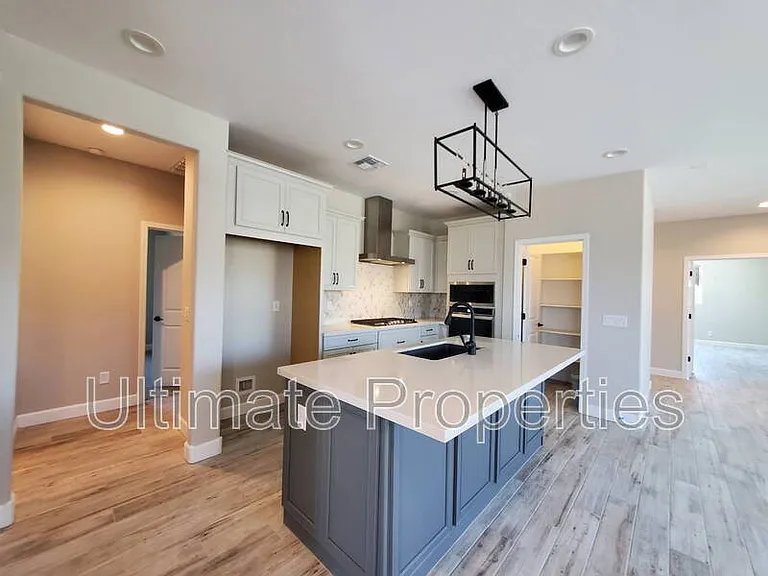 835 N 110th Ave — Photo 4