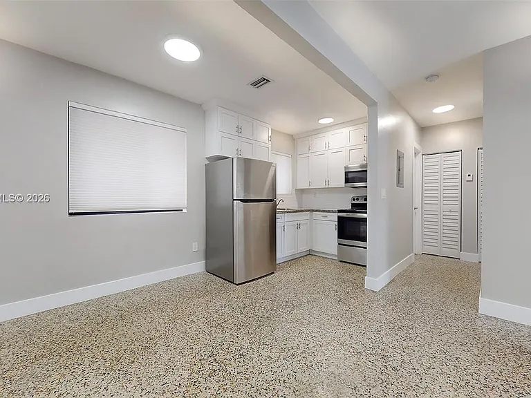 101 W 11th St #4 — Photo 9