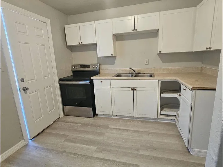1902 SW 7th Pl #1902 — Photo 3