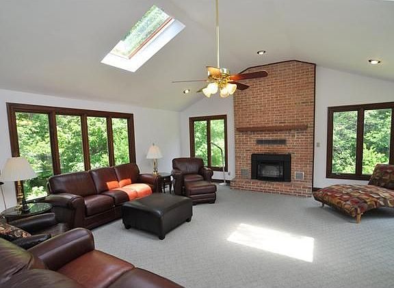 4th image of 8 Snug Hill Ct