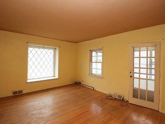 4th image of 1118 E Tripp Ave