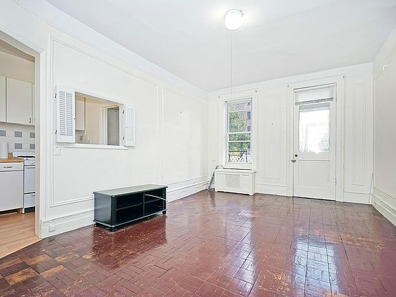 3rd image of 250 W 71st St APT 2R