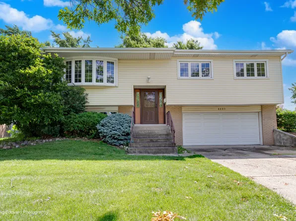 8807 S Beechnut Rd, Hickory Hills, IL 60457