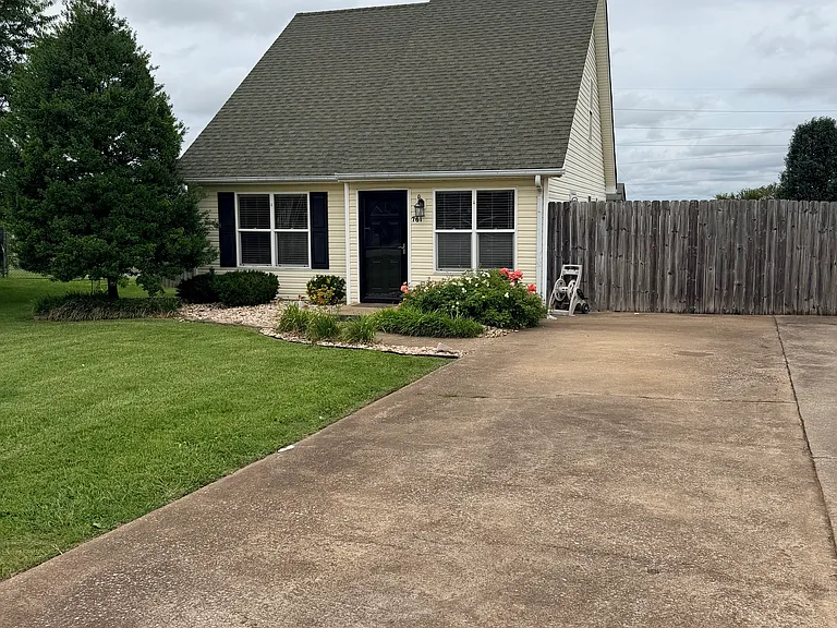 761 Jennings Ct — Photo 2