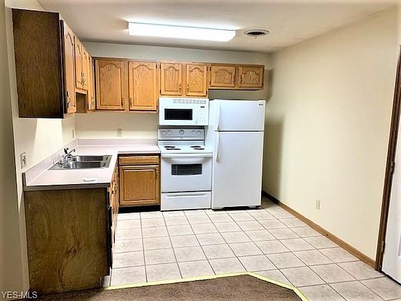 3rd image of 1824 Adams Ln #1