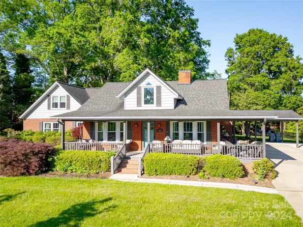 165 2nd St SW, Taylorsville, NC 28681