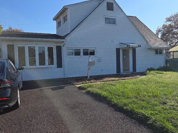 6 Cornflower Ln, Levittown, PA 19055