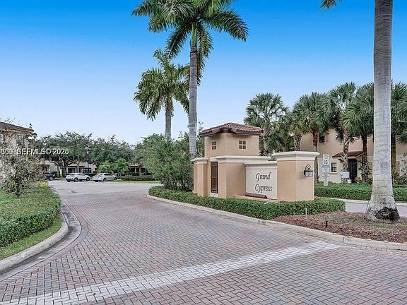 4th image of 4749 Grand Cypress Cir N