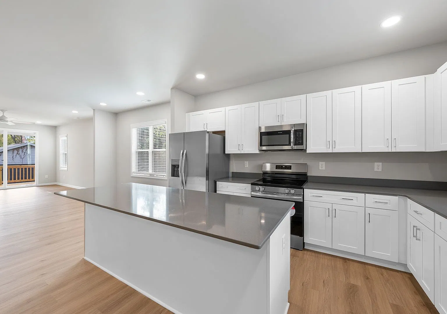 2211 Garden Pl - Convenient 4BR 4BA Duplex — Photo 4