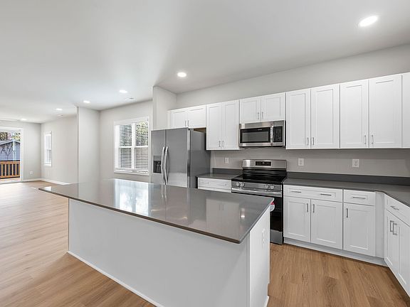 4th image of 2211 Garden Pl