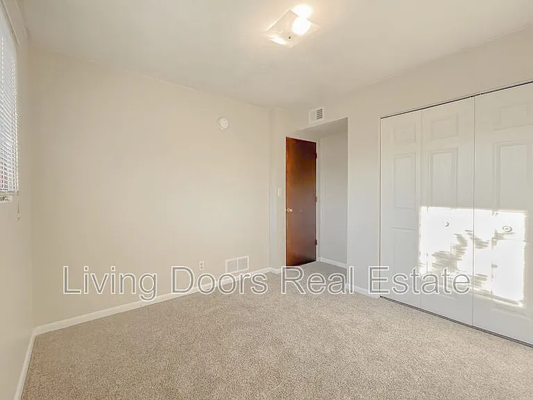 4711 Gladstone St — Photo 12