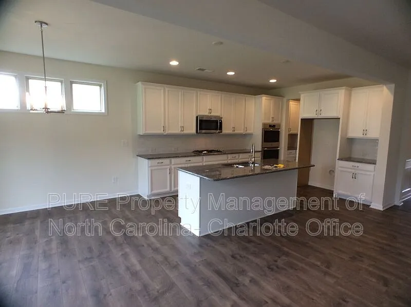 5 bed, 4.0 bath, 2934 sqft, $2,849 — Photo 4
