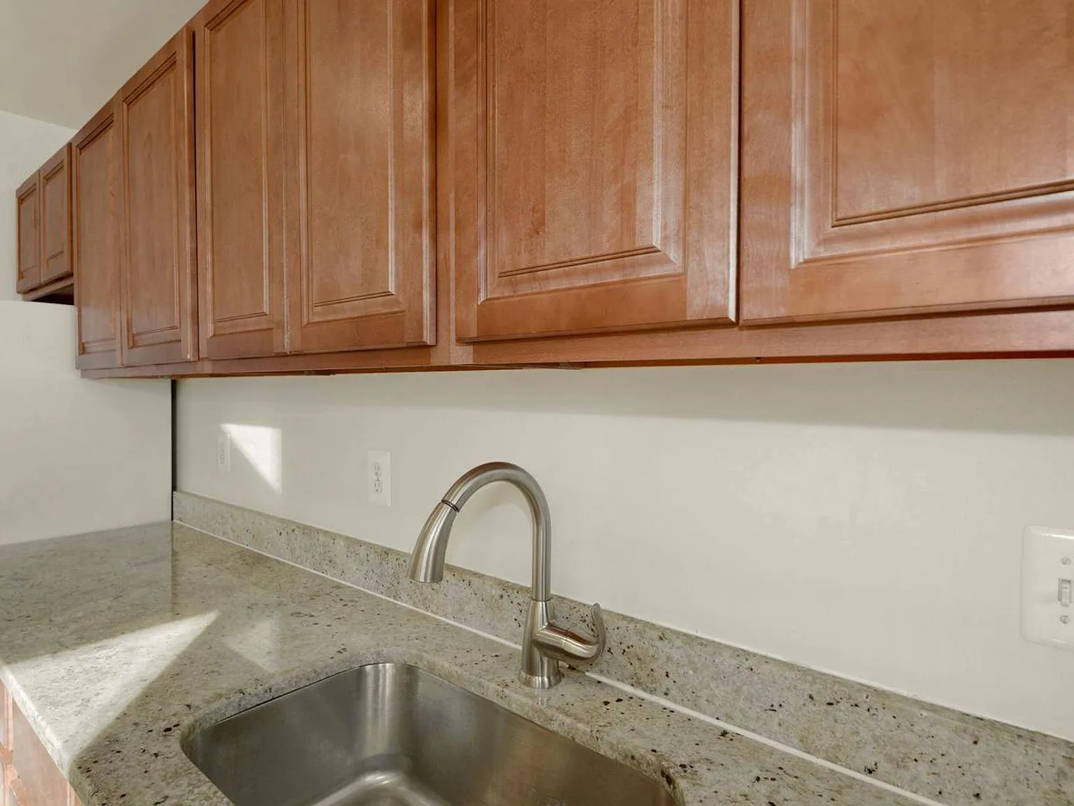 1 bed, 1100 sqft, $1,300 — Photo 4