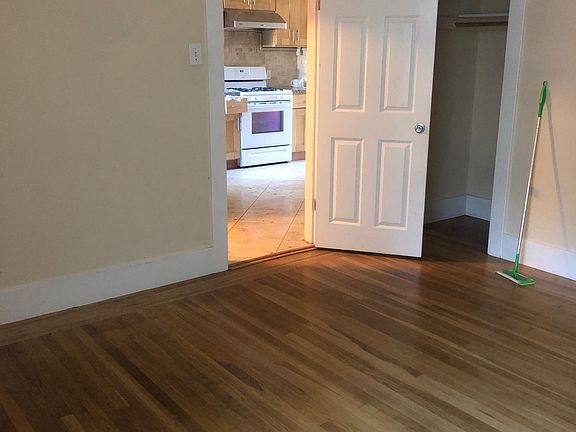 3rd image of 467 Winchester St