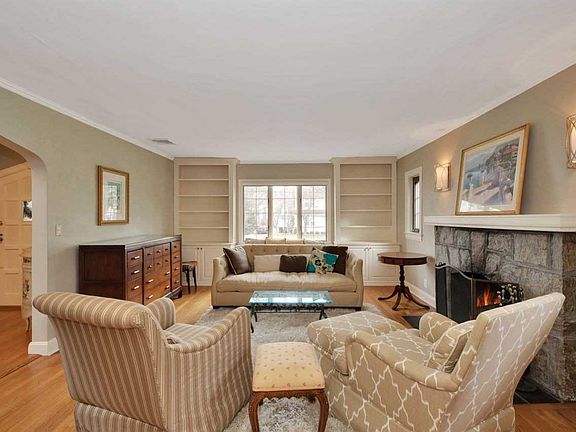 4th image of 103 Plandome Ct