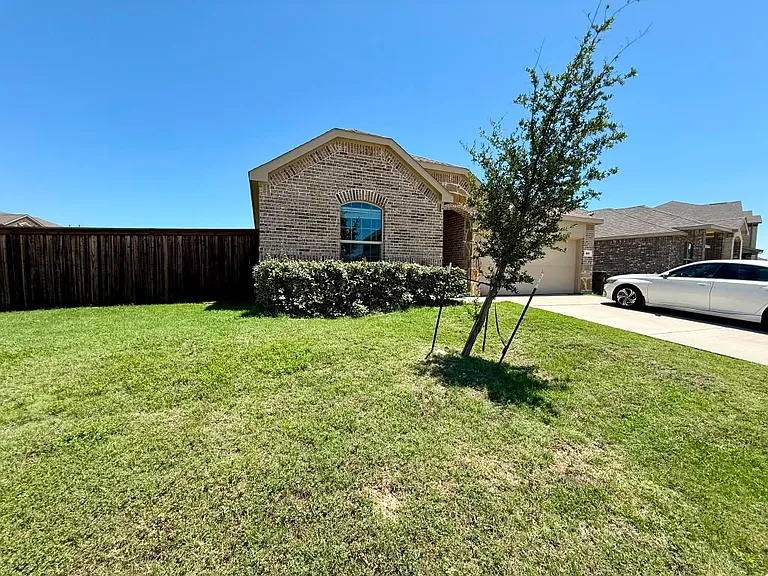 1601 Lake Grove Dr — Photo 2