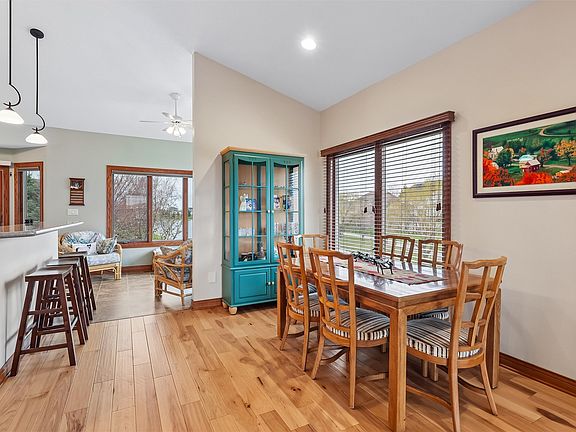 2nd image of 420 NE Cardinal Ln